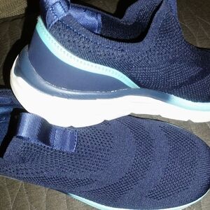 NEW HOBIBEAR women's Size 9 Slip On Comfort Sneakers